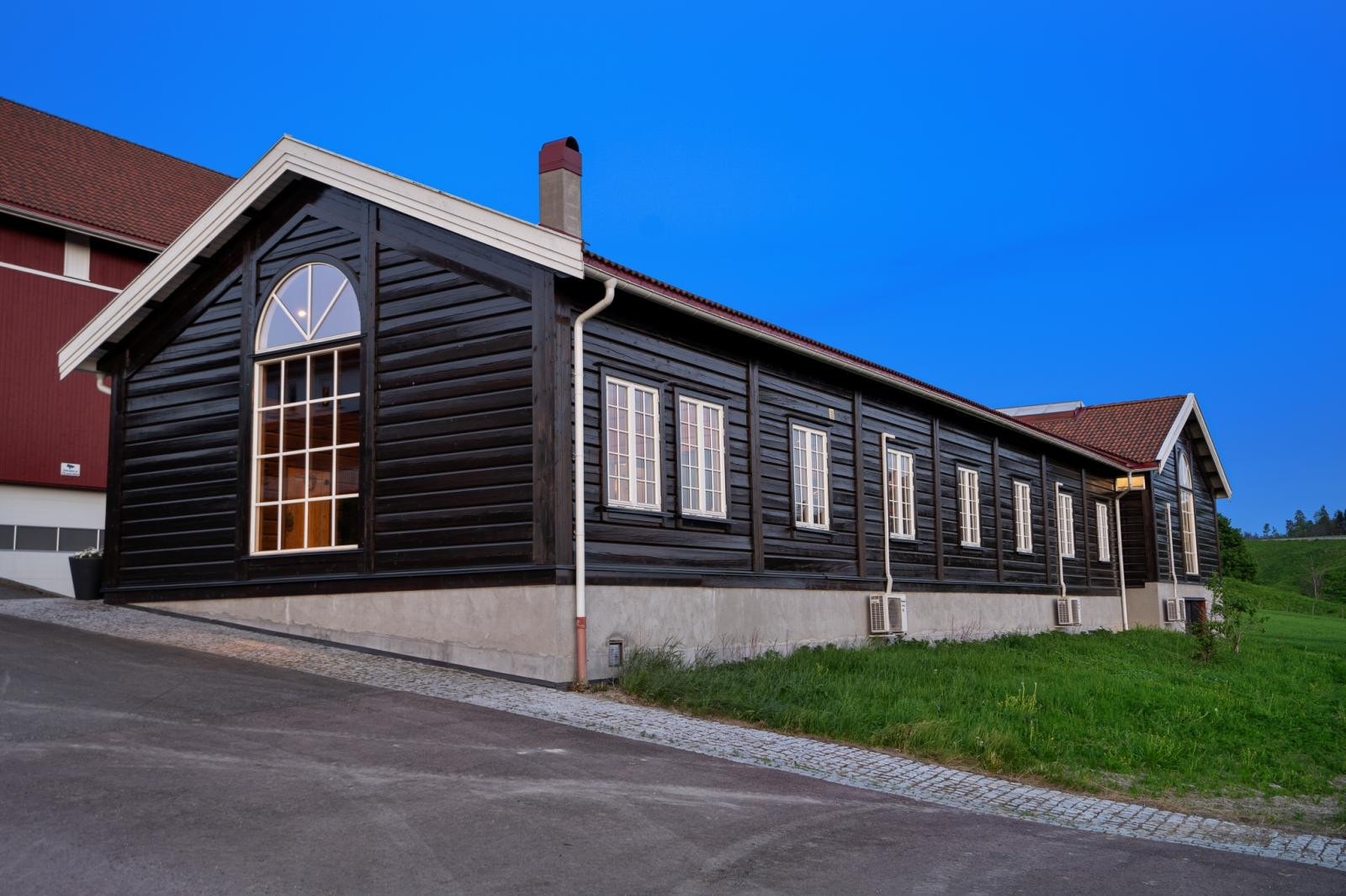 Gildehallen sett fra innkjøringen. Galleribilde