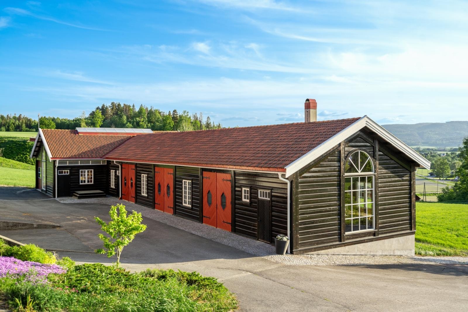 Gildehallen ble bygget i laft i 2015. Tre innganger til hallen i tillegg til tre store dobbeltdører. Galleribilde