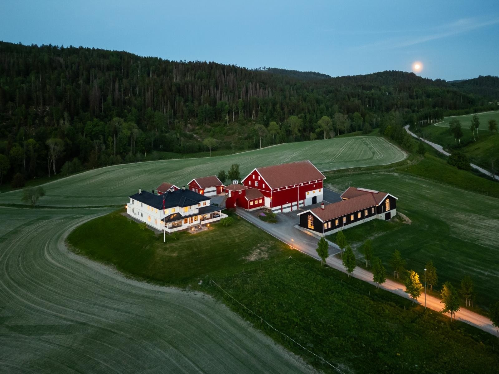 Velkommen til Skalpe Gård i Skoger, Drammen. Vakkert beliggende, vestvendt og omgitt av naturskjønne omgivelser. Galleribilde