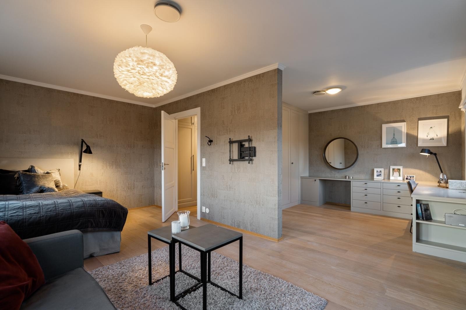 Meget stort soverom 2 (opprinnelig to soverom som er slått sammen), med plassbygget garderobe, sminkebord og arbeidsbord. Galleribilde