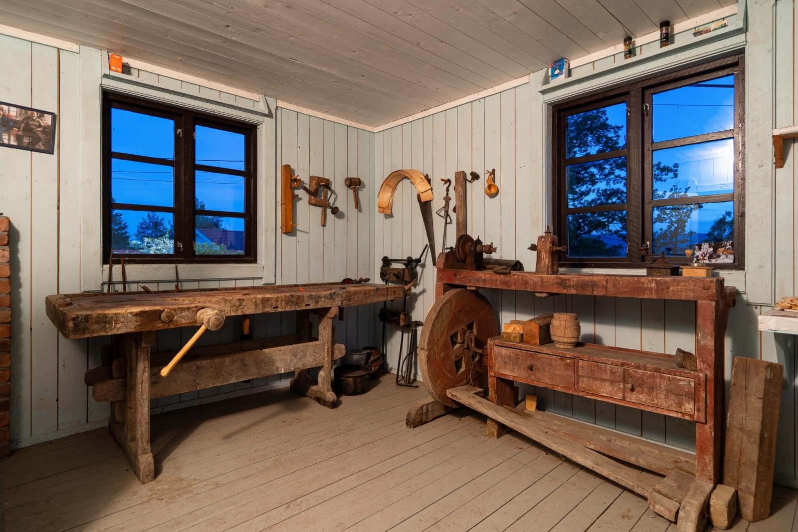 Fra det gamle verkstedet i smia med høvelbenk og brisk. Galleribilde