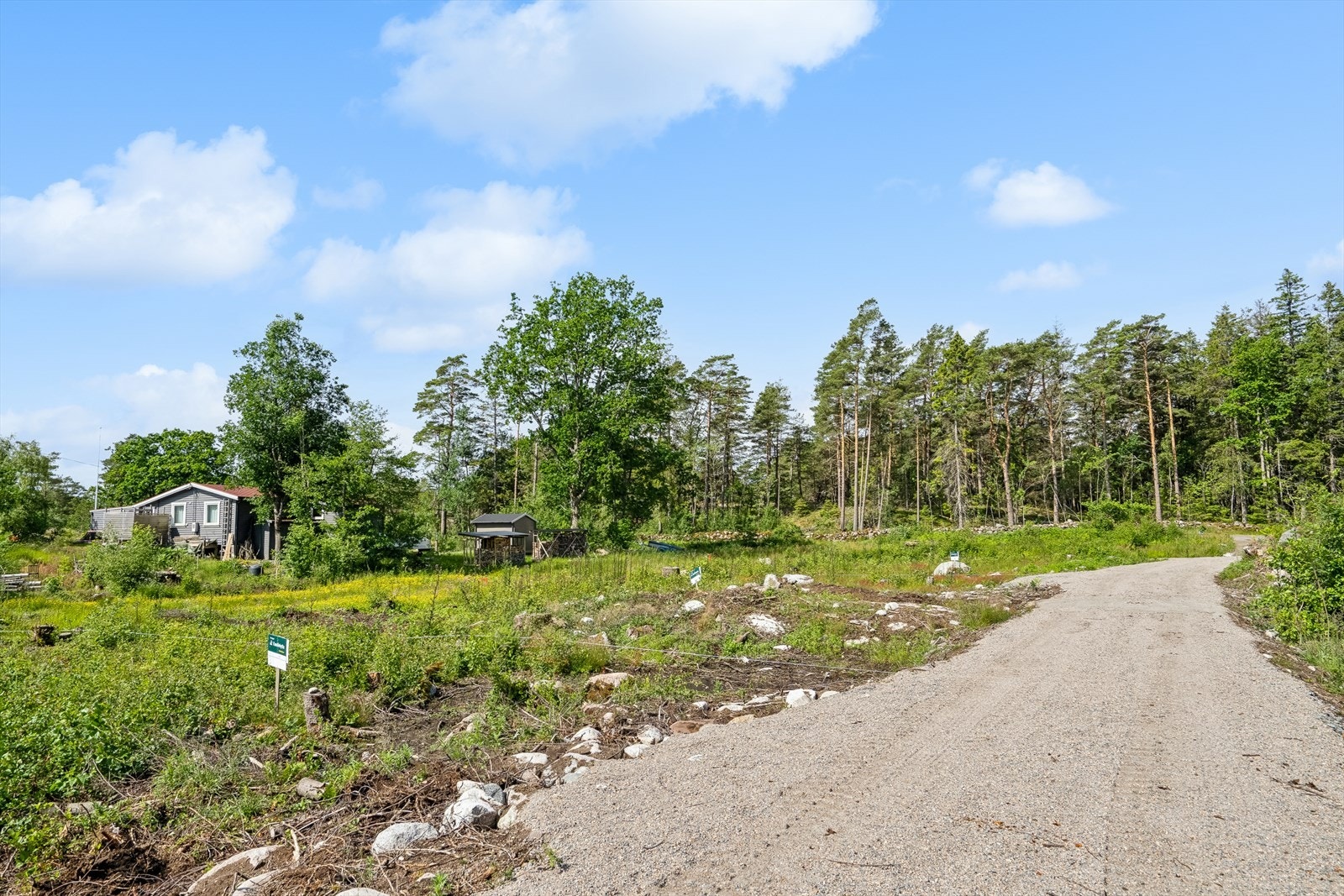 Tomt 3 ligger innerst i veien og er den største tomten. Tomt 1 er nærmest innkjøringen - visning ved selvsyn! Galleribilde