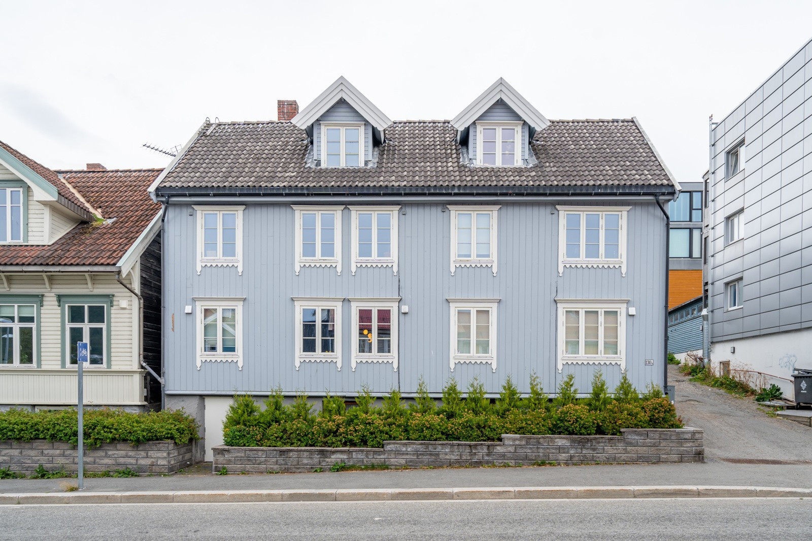 Leiligheten ligger i en høy 1. etasje og har således ikke noe særlig innsyn.