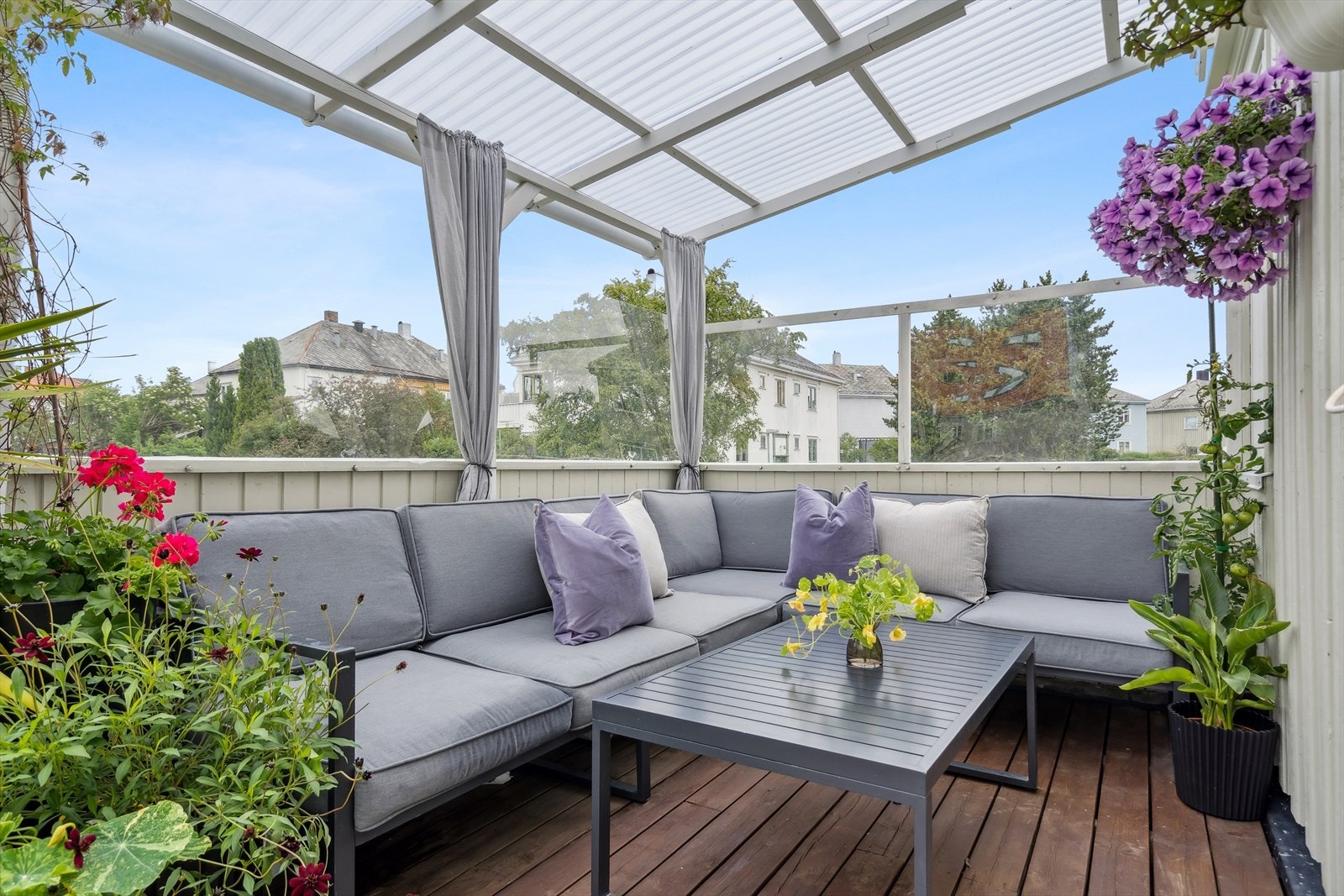 Utenfor stuen har leiligheten en herlig og delvis overbygget balkong på ca. 12 kvm. Galleribilde