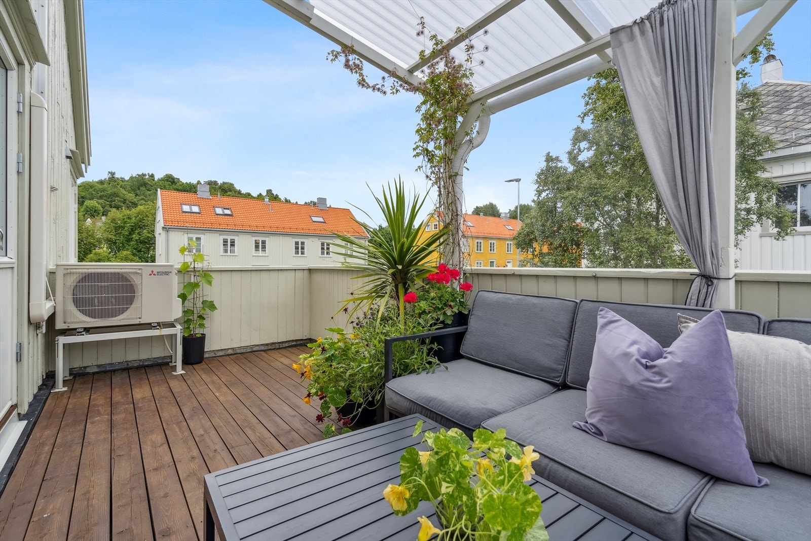 Balkongen passer utmerket til både stille stunder og lange, sosiale kvelder. Galleribilde