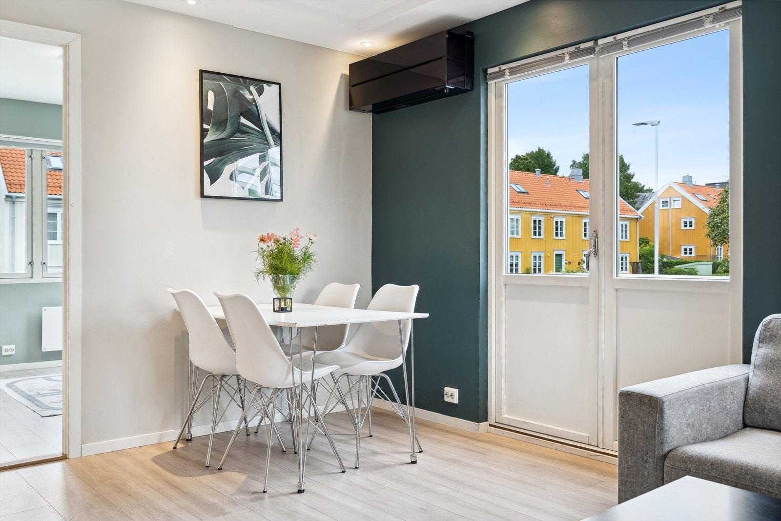 Utenfor kjøkkenet er det rom for en hyggelig spiseplass. Galleribilde