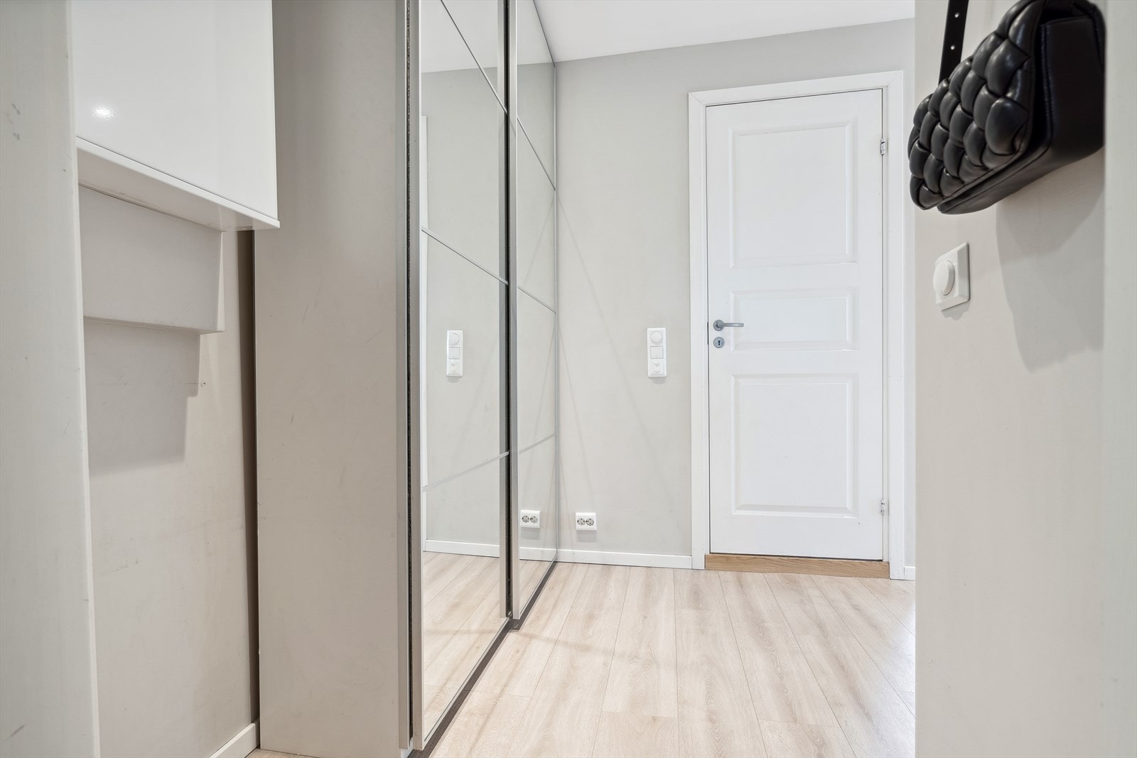 Et lyst 1-stavs laminatgulv bidrar til flytende overgang mellom rommene. Galleribilde