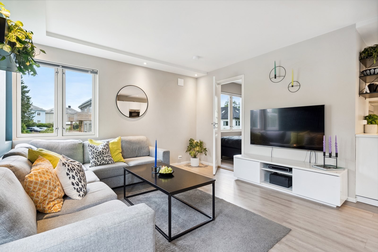 Stuen har lysinnslipp fra to retninger, og dagslyset suppleres ypperlig av en lyskasse med downlights. Galleribilde