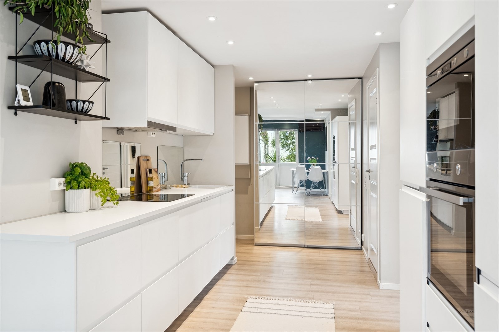 Leiligheten er oppgradert i senere år, og på kjøkkenet er det nyere innredning. Galleribilde