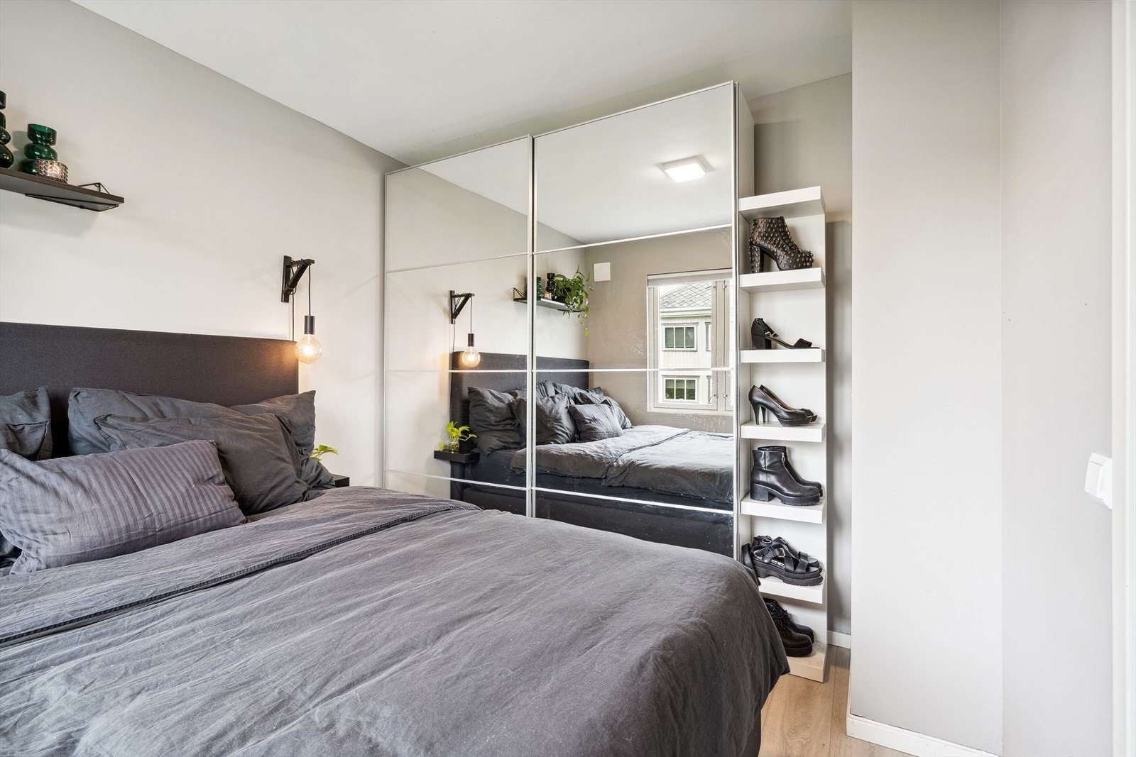 På hovedsoverommet står det en stor skyvedørsgarderobe, som gir både ekstra romfølelse og god oppbevaringsplass. Galleribilde