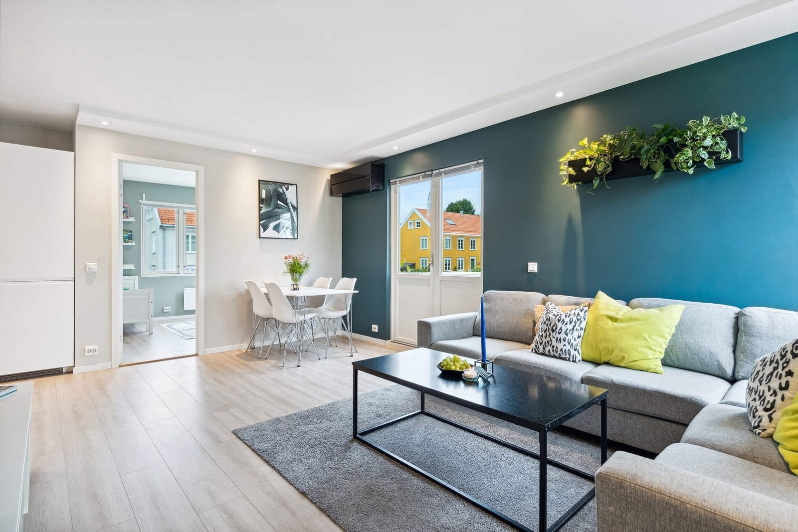 Innenfor entreen utgjør stuen og kjøkkenet et åpent allrom, som innbyr til hygge fra tidlig morgen til sent på kveld. Galleribilde