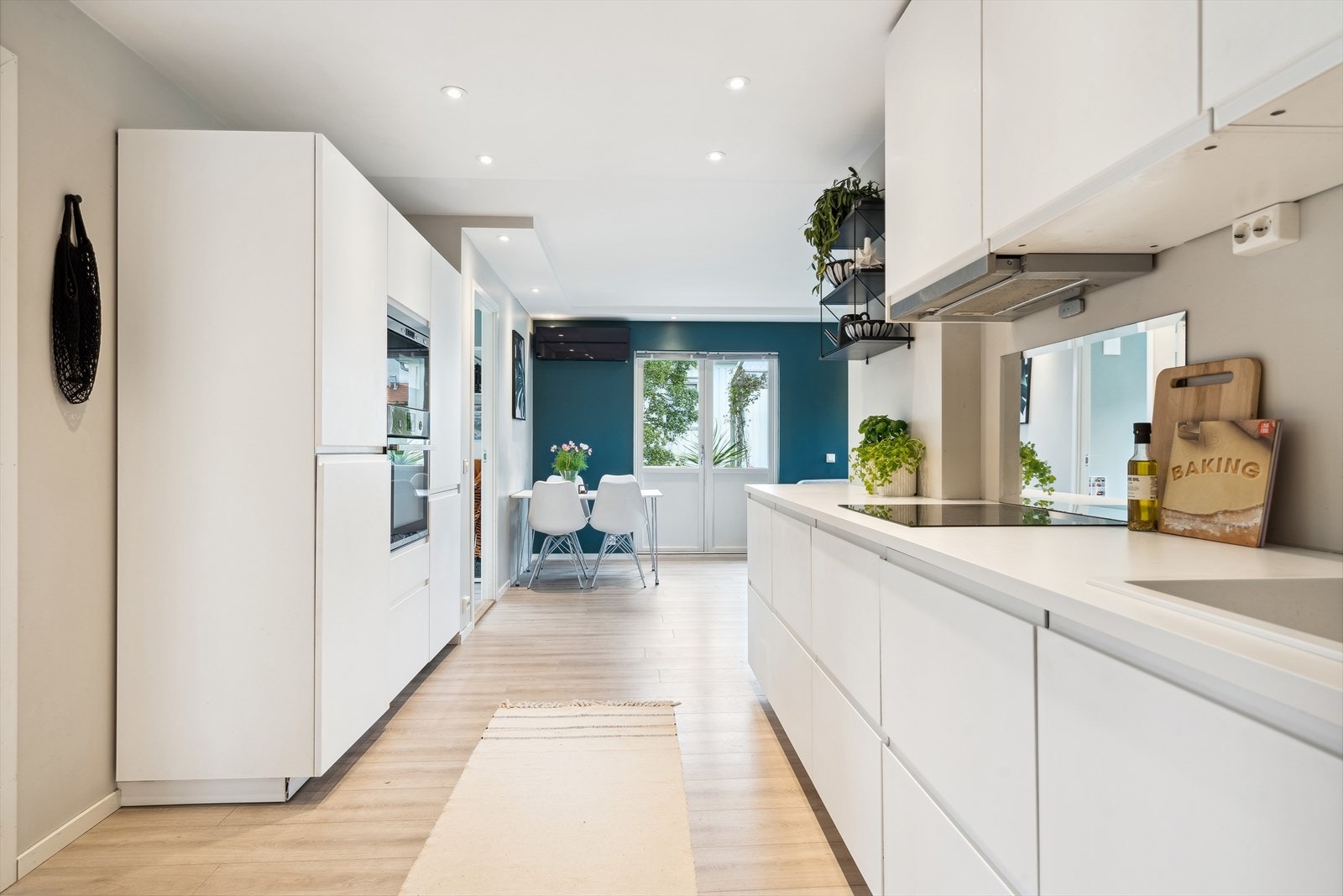 Hvitevarene er integrerte - inkludert både steke- og mikrobølgeovn i høyskap. Galleribilde