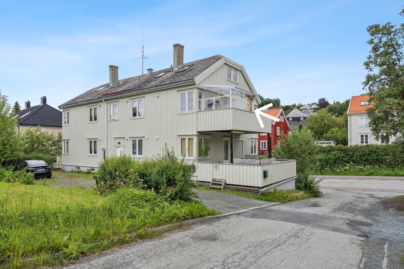 Leiligheten disponerer en egen biloppstillingsplass utendørs. Galleribilde