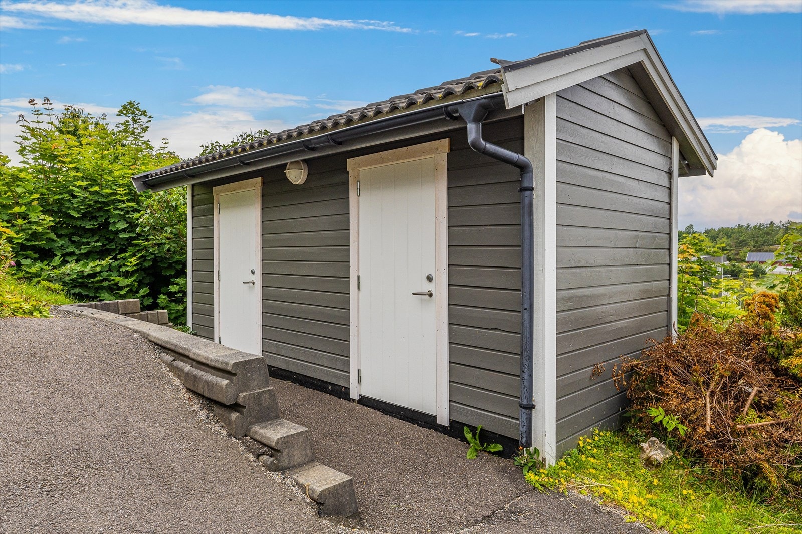Tilhørende utebod, ypperlig for sykler, hageredskap etc. Galleribilde