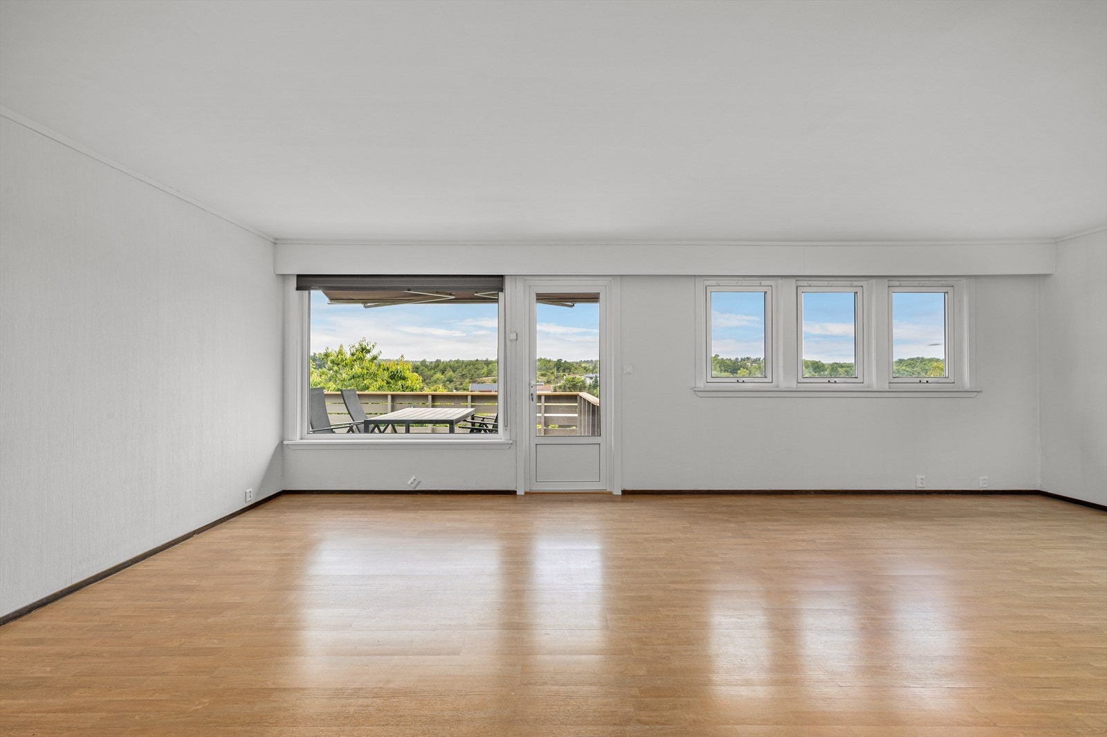 Stor åpen løsning med utgang til solrik balkong. Galleribilde