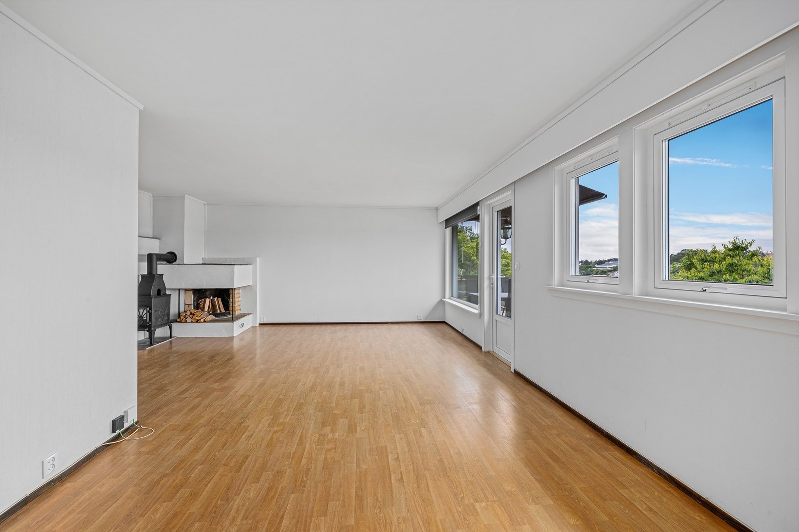 Stor, romslig stue med god plass til sofa og spisestue. Utgang til solrik og usjenert terrasse Galleribilde