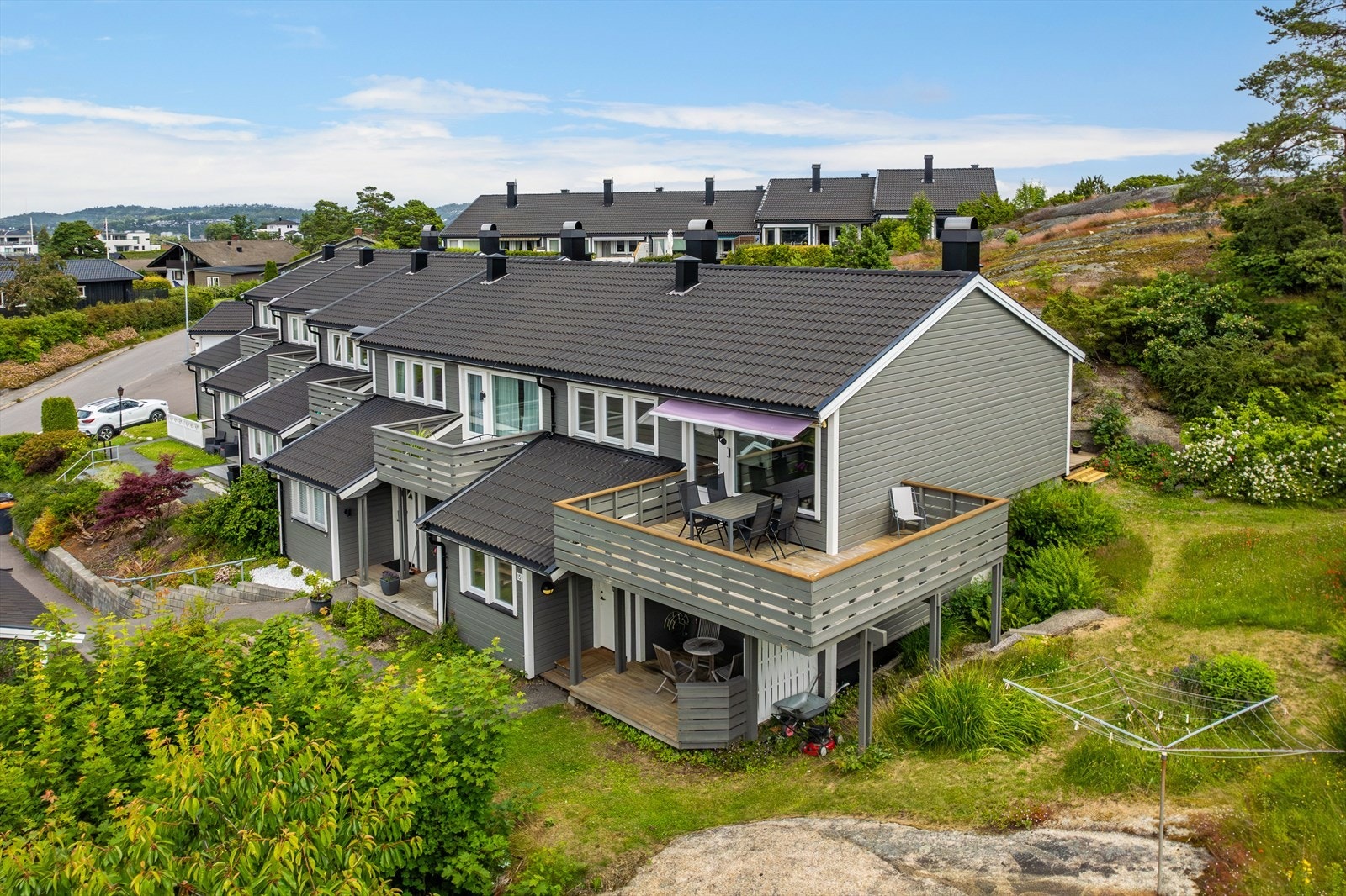 Velkommen til Lønnegloveveien 15E. Enderekkehus med flott, solrik beliggenhet. Galleribilde