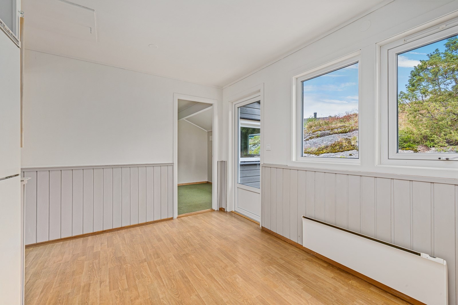 På kjøkkenet er det god plass til kjøkkenbord og stoler. Utgang til terrasse Galleribilde