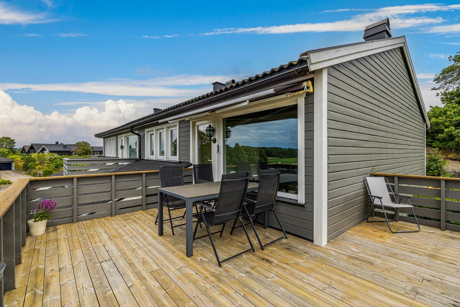 Stor, solrik og usjenert terrasse, Galleribilde