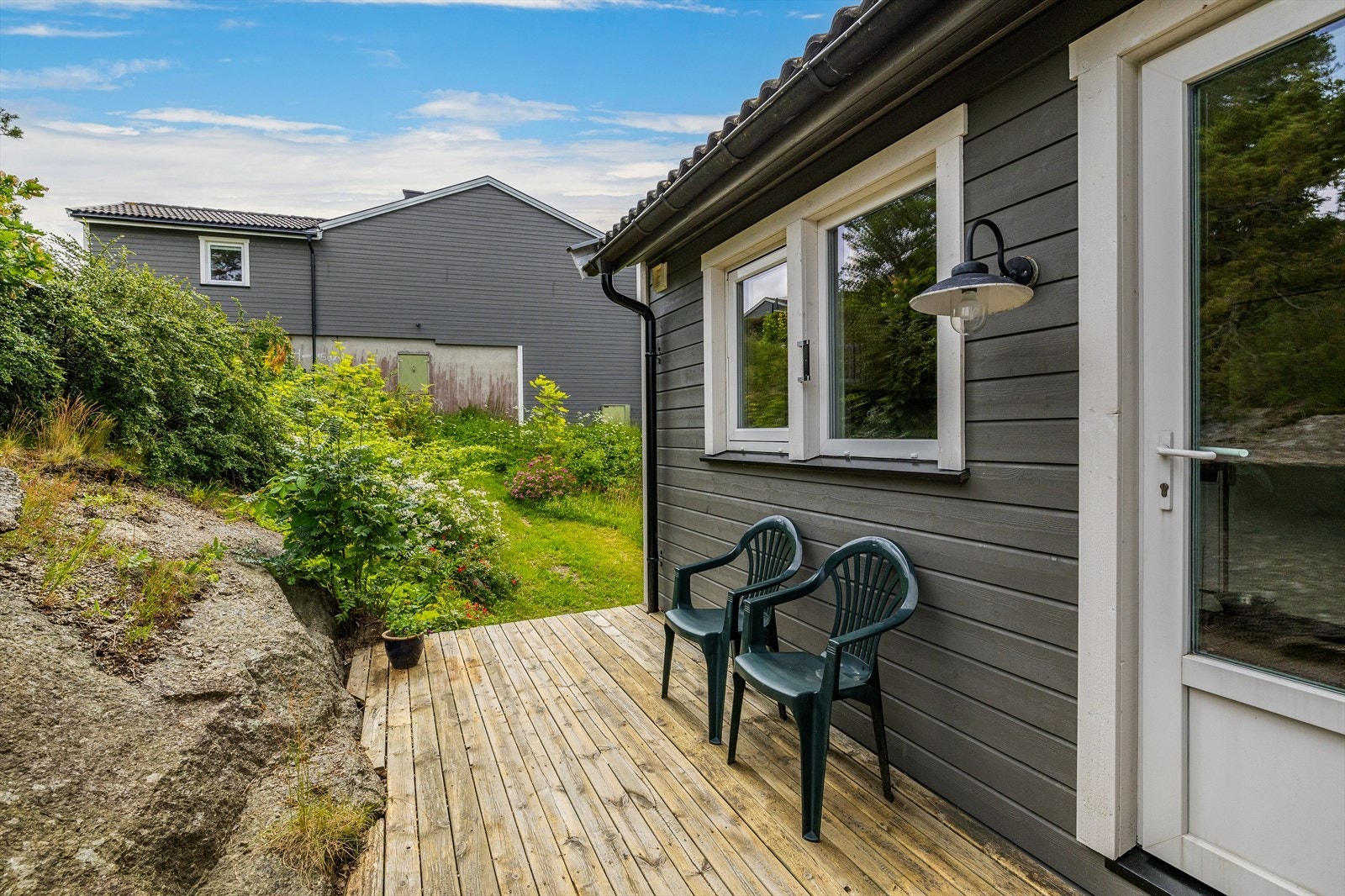 Uteplass bakside, med utgang fra kjøkken. Galleribilde