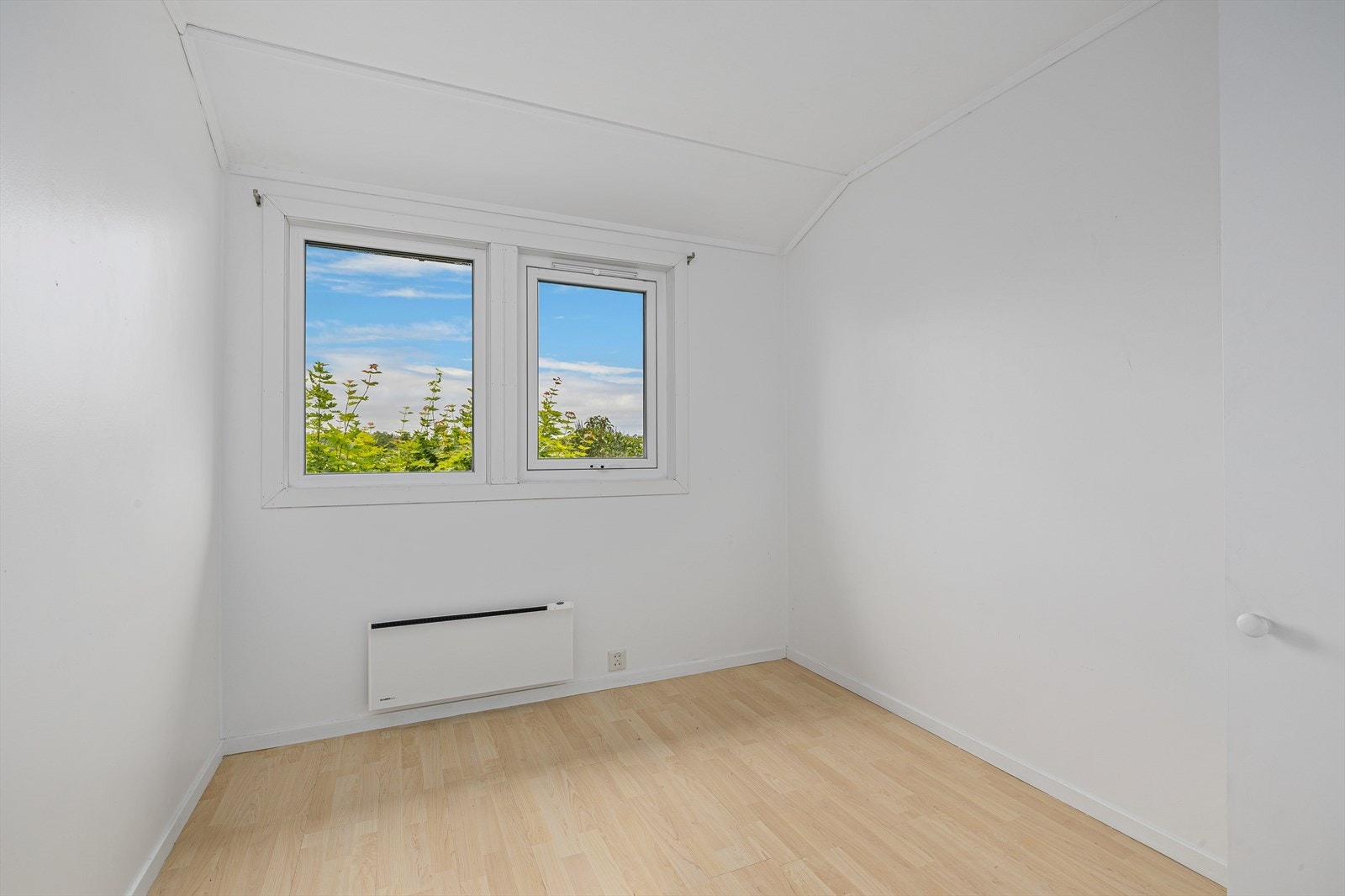 Boligen har totalt 3 soverom. 2 befinner seg i 1 etg. Galleribilde