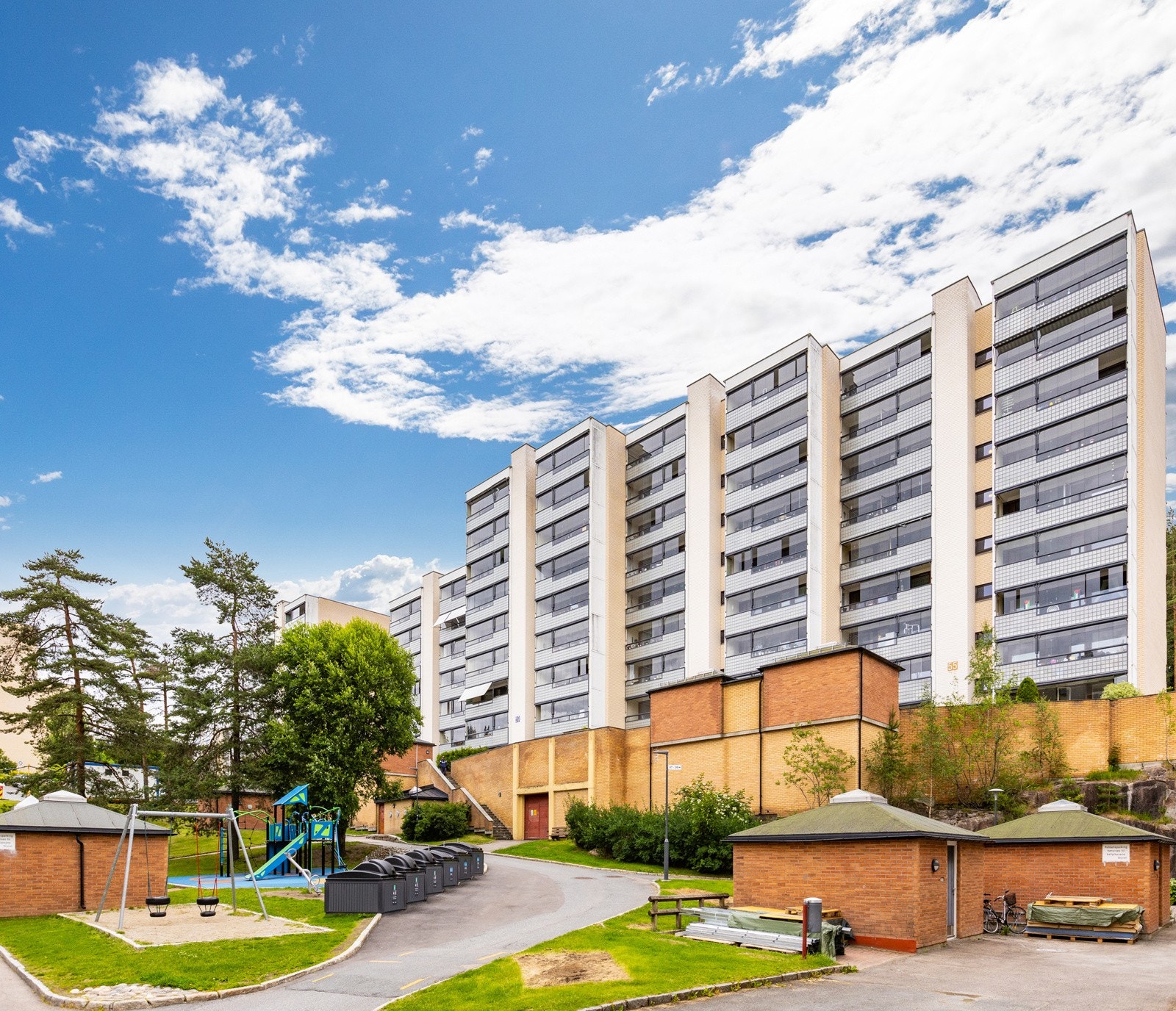 Leiligheten har egen parkeringsplass i felles p-hus. Mulighet for el-billading på uteplasser etter avtale med styret. Galleribilde