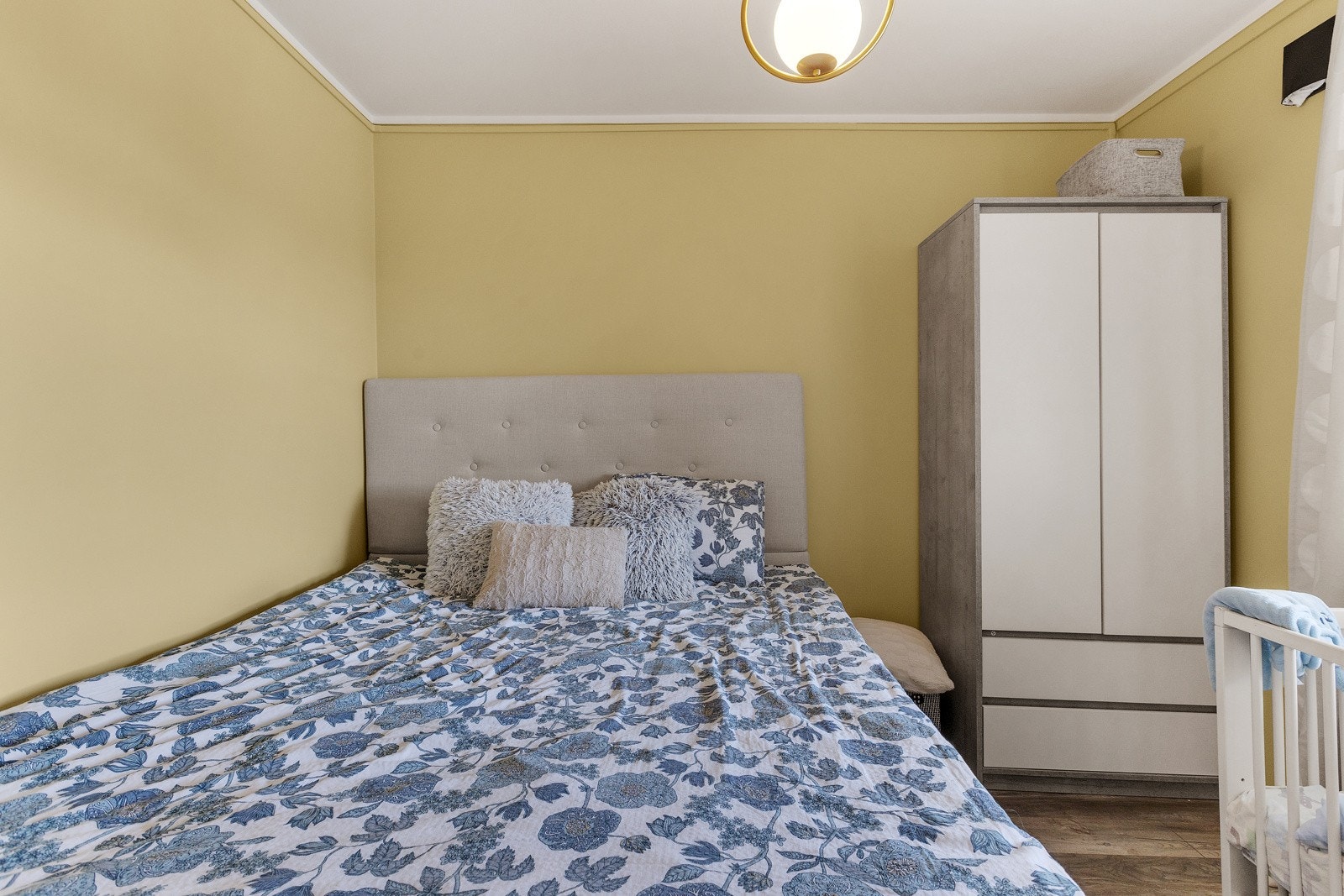 Soverommet har god plass til dobbeltseng og garderobeløsning etter eget ønske og behov. Galleribilde