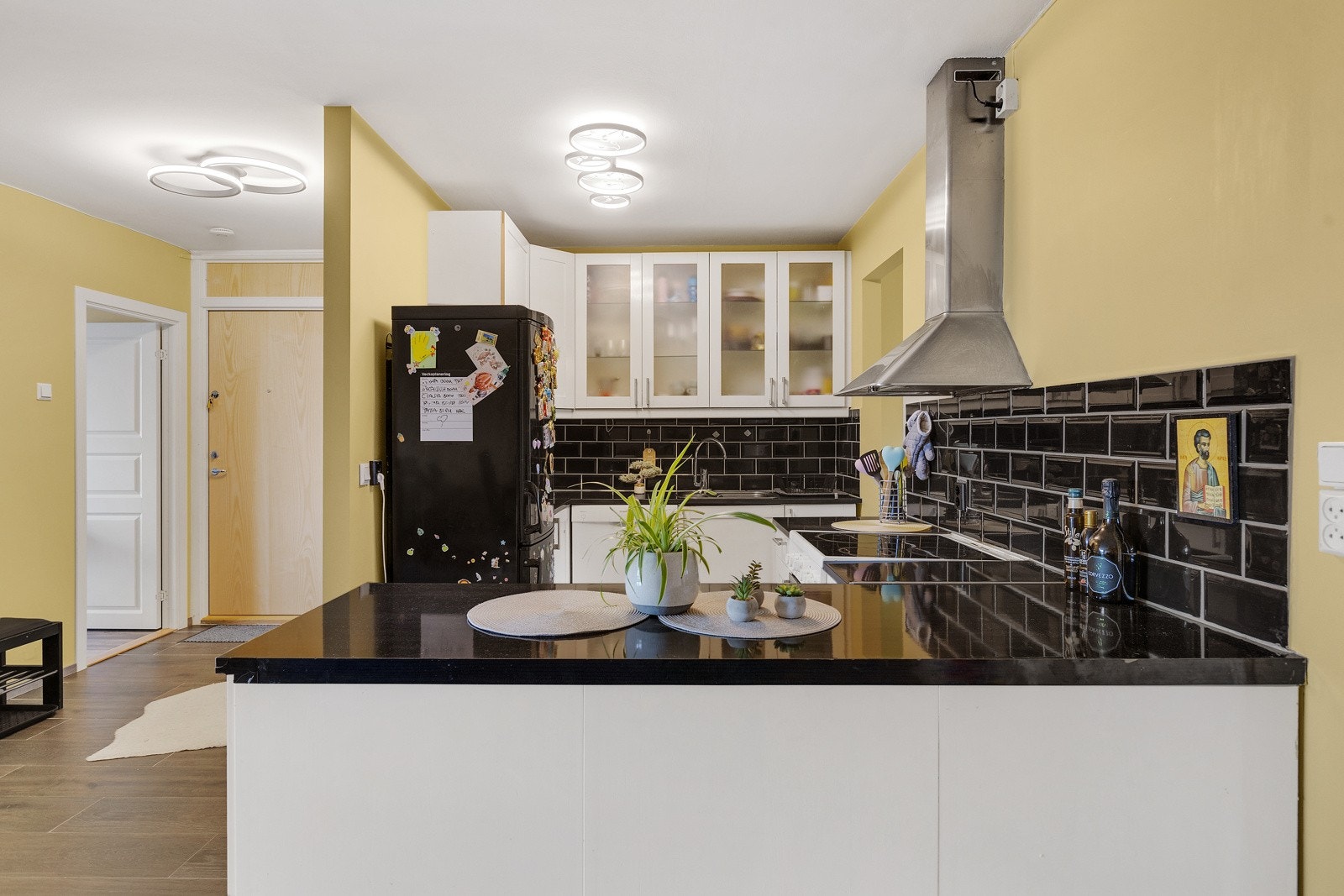 Godt med benkeplass på kjøkkenet. Galleribilde