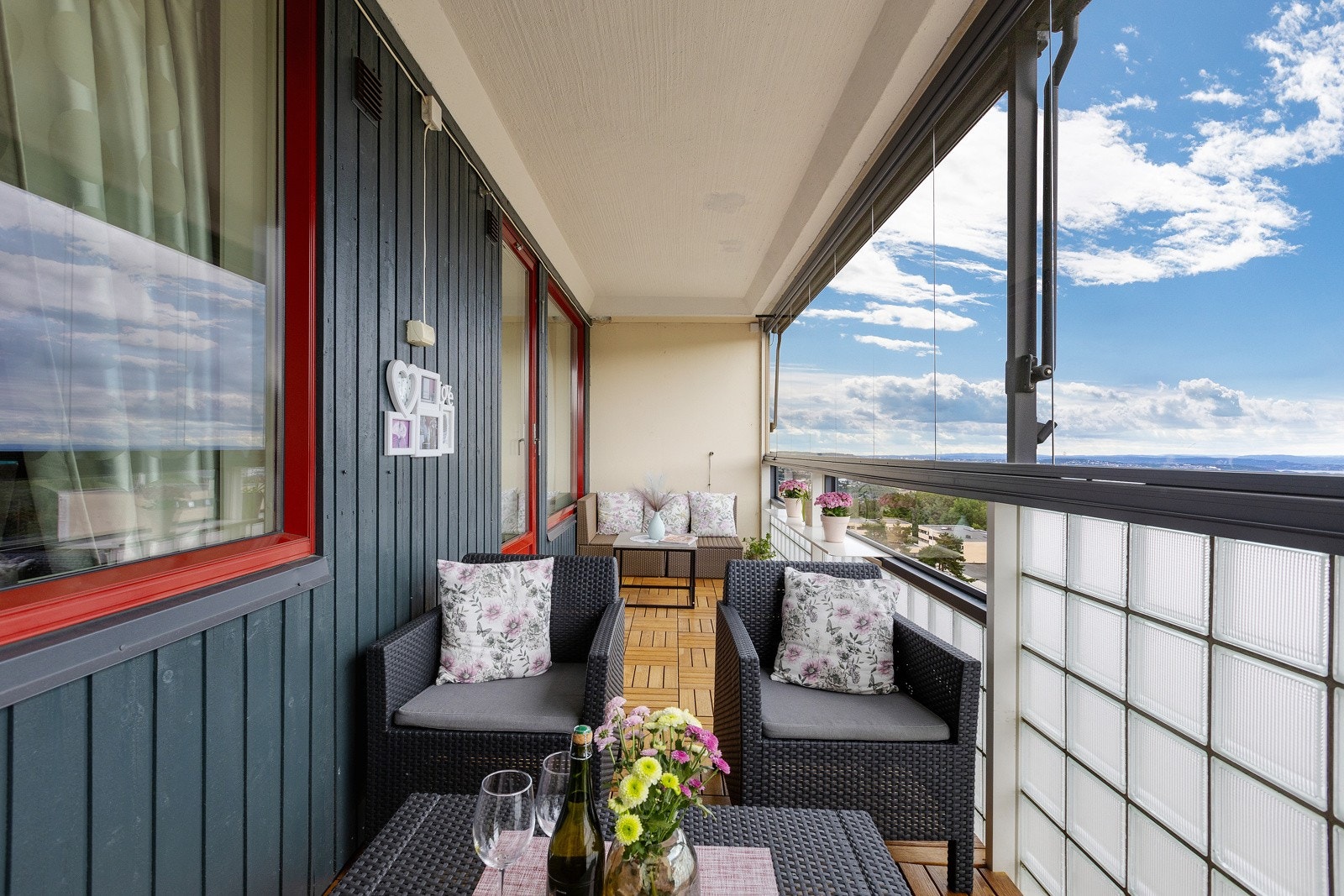 Balkongen har god plass til sittegruppe, grill etc.. Galleribilde