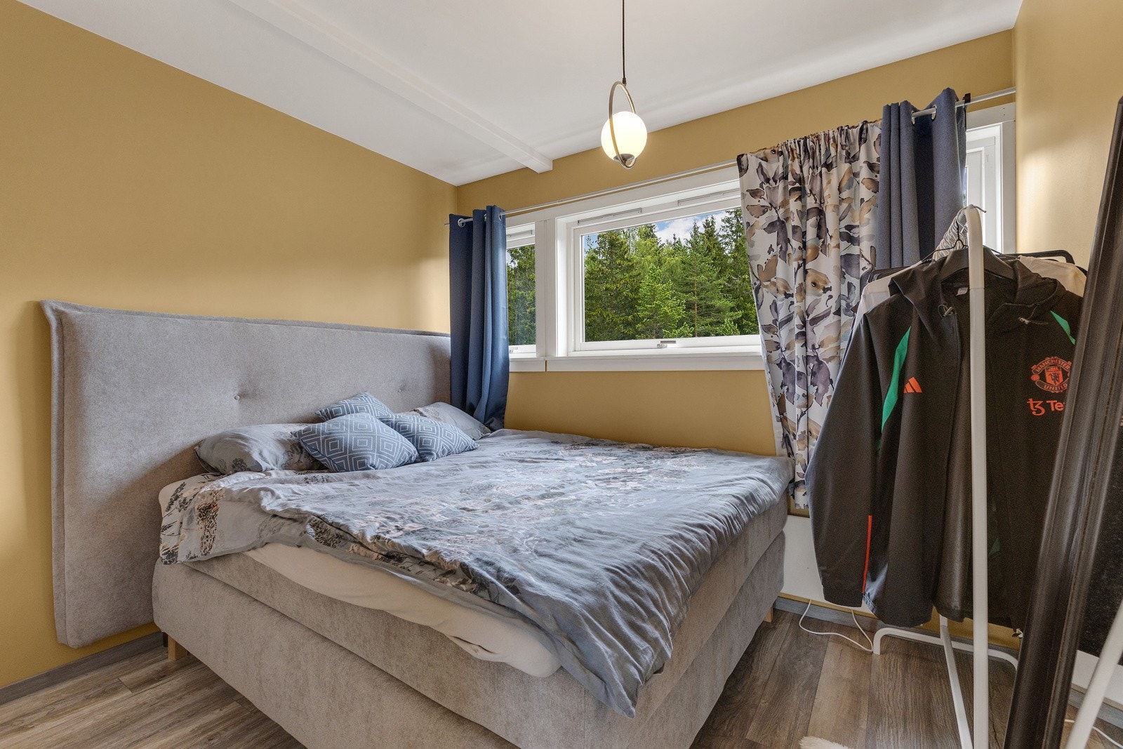 Det andre soverommet har og god plass til dobbeltseng med nattbord, samt egen garderobe. Galleribilde