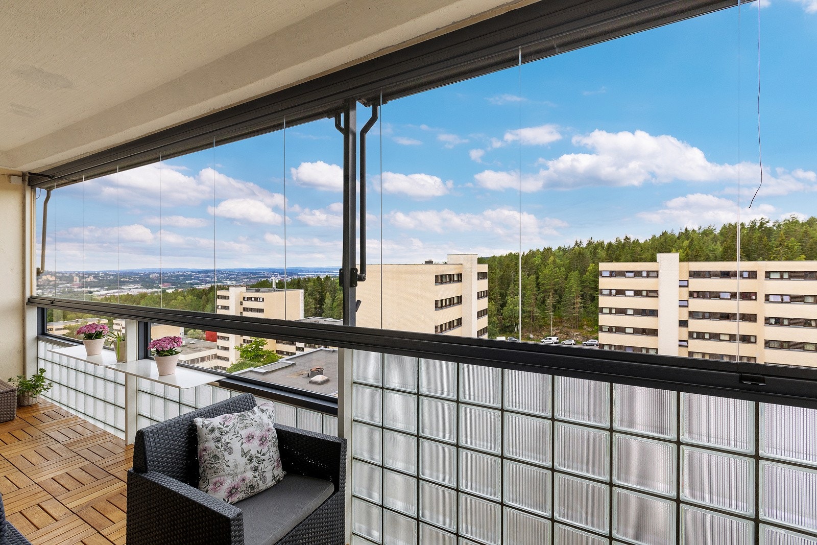 Det gis en fin utsikt til nabolaget fra balkongen. Galleribilde