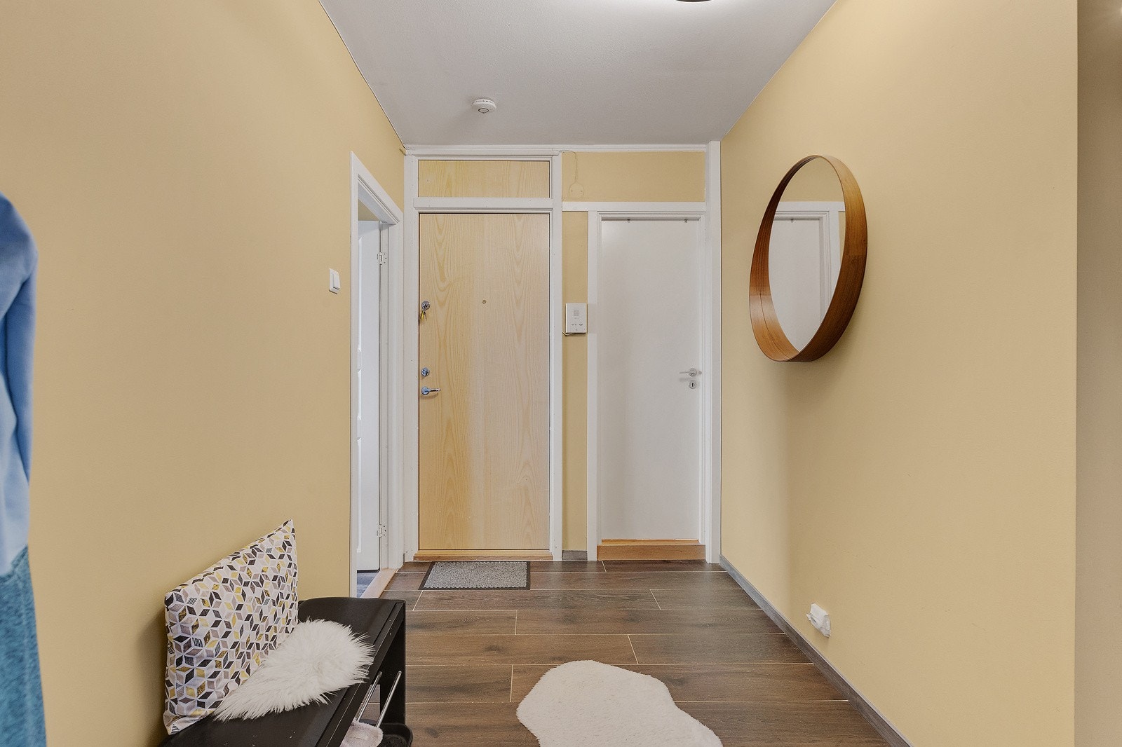 En svært romslig entré som ønsker deg velkommen inn i leiligheten. Galleribilde