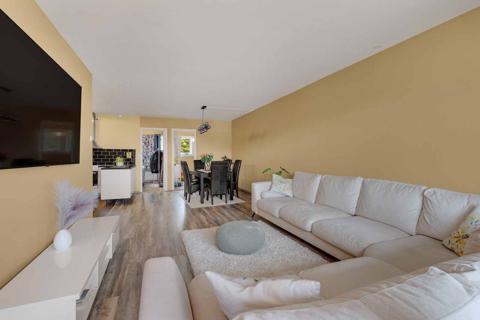 Stuen har rikelig med plass til en stor sofagruppe med tilhørende bord og medievegg. Galleribilde