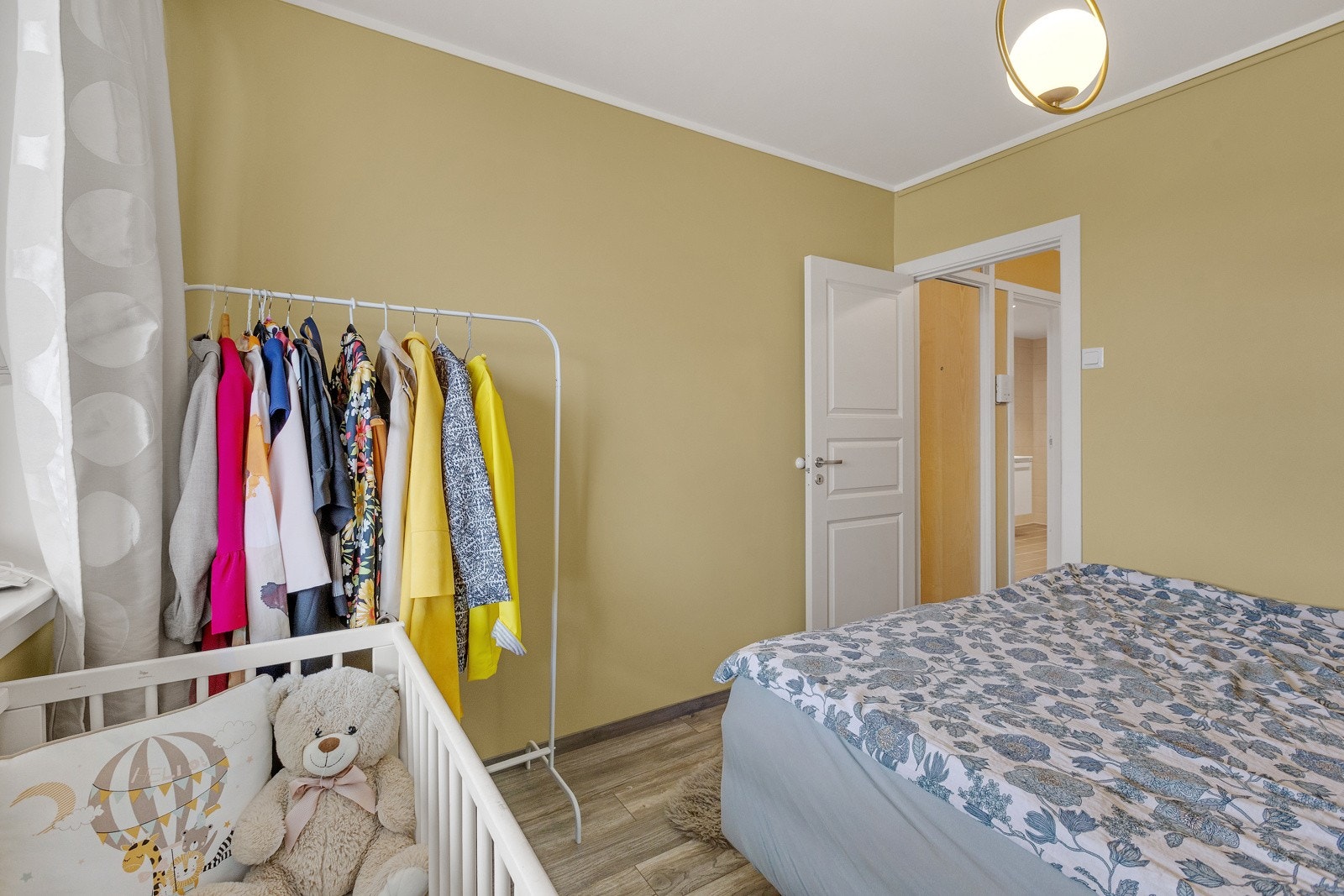 Det kommer inn godt med lys fra vindusflater. Galleribilde