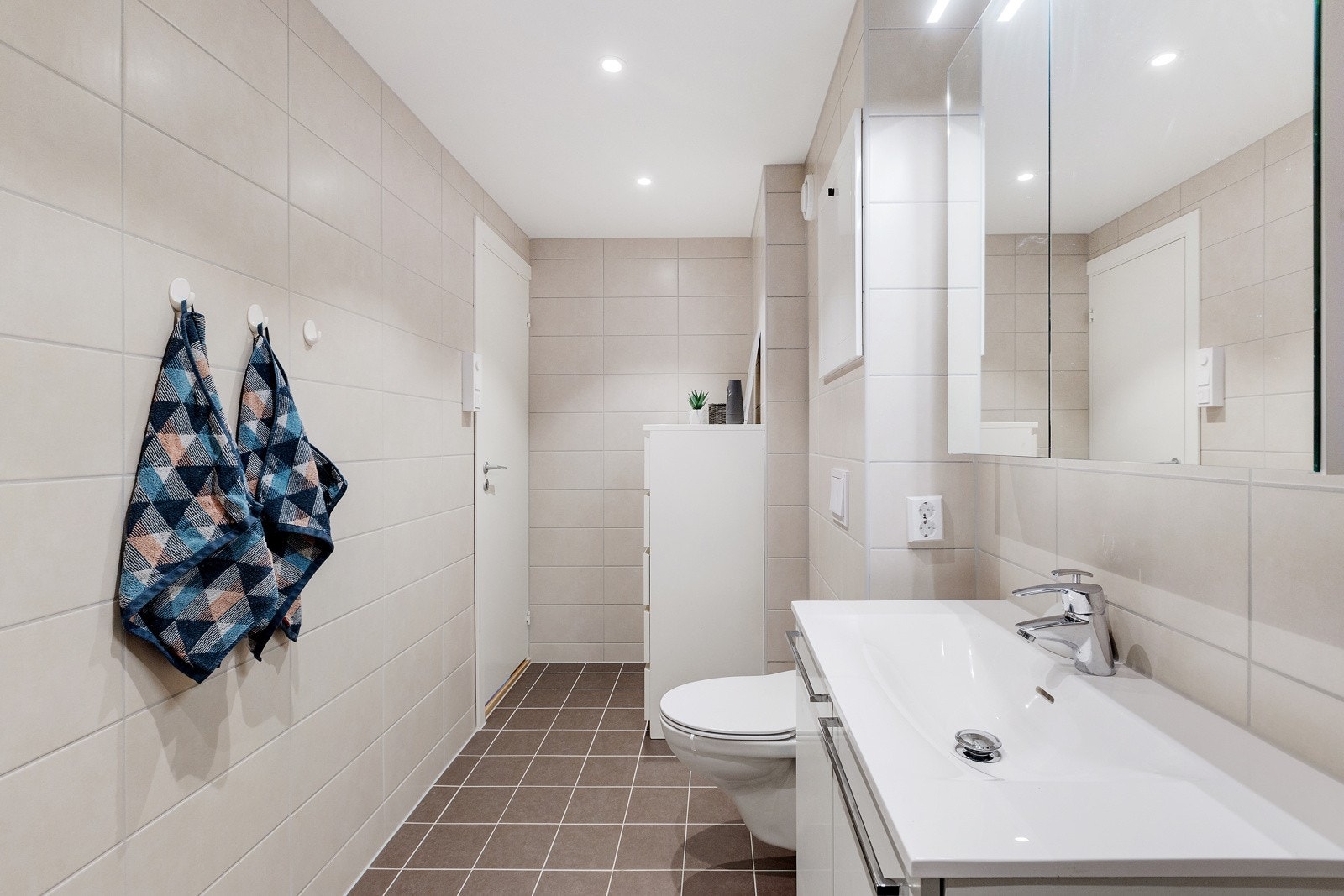 Det er elektriske varmekabler i gulv. Galleribilde