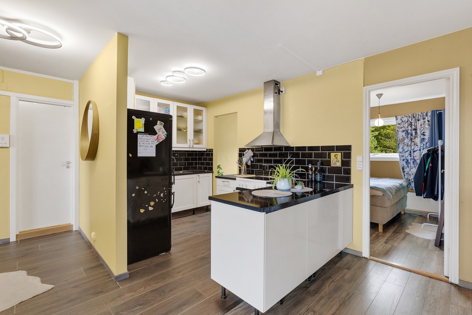 Et lite og praktisk kjøkken med malte fronter og laminert benkeplate med nedfelt oppvaskkum. Galleribilde