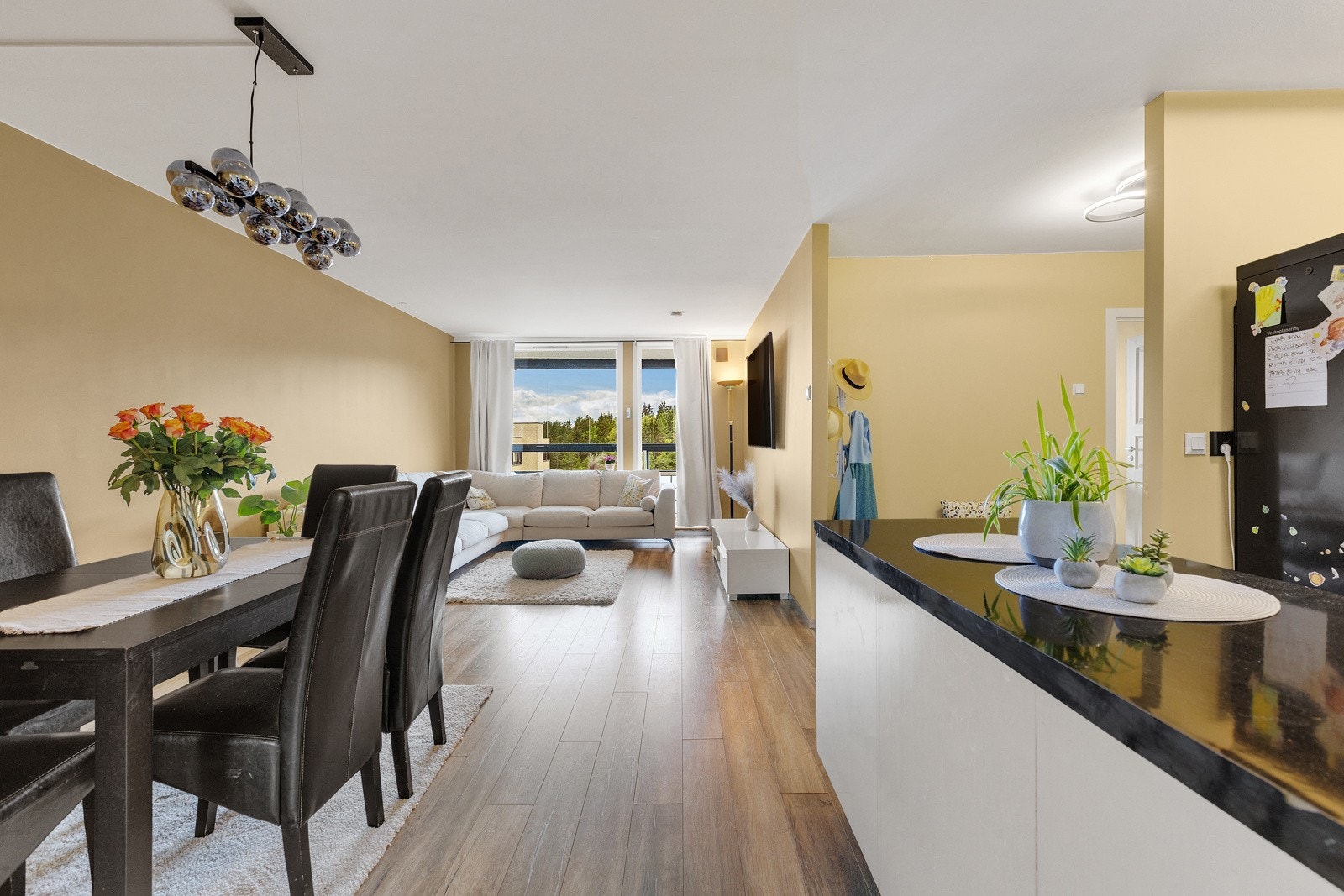 Det er åpen løsning mellom stue og kjøkken. Galleribilde