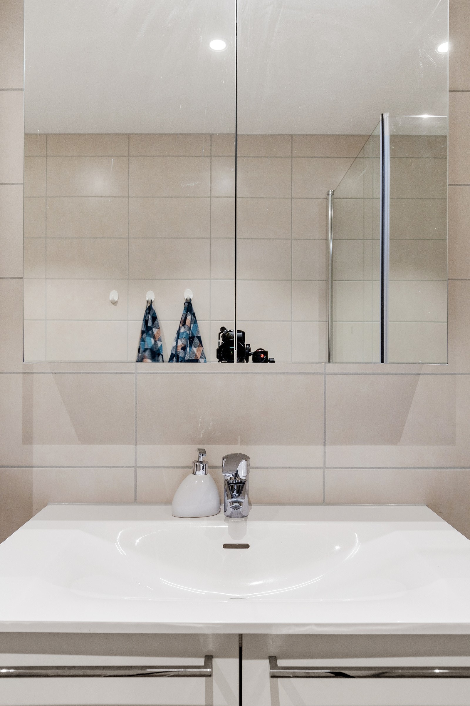 Det er god belysning på badet. Galleribilde