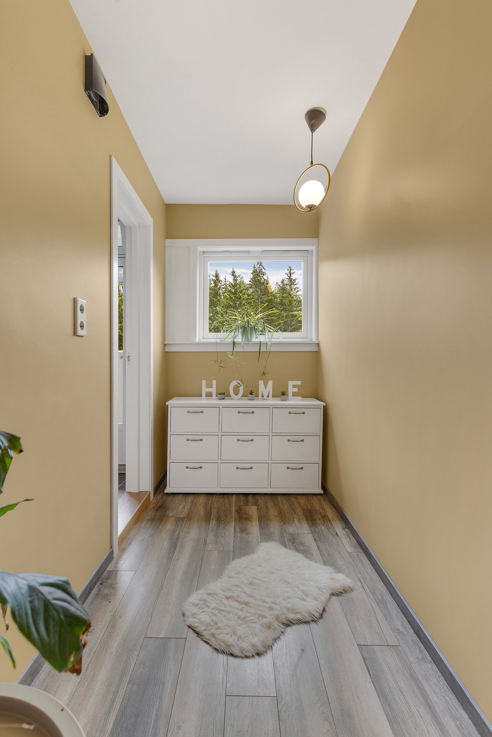 Her er det mulighet for å innrede med garderobe - og skoskap for ekstra og praktisk oppbevaring. Galleribilde