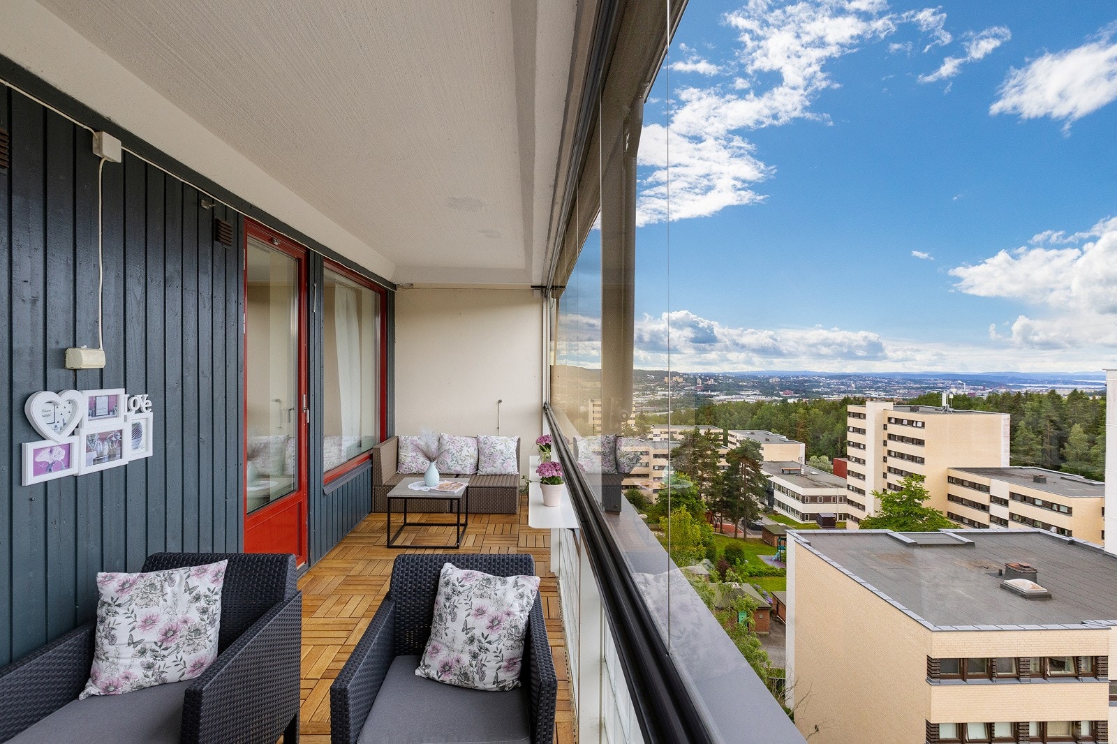 Leiligheten har egen vestvendt innglasset balkong på ca. 14 kvm. Galleribilde