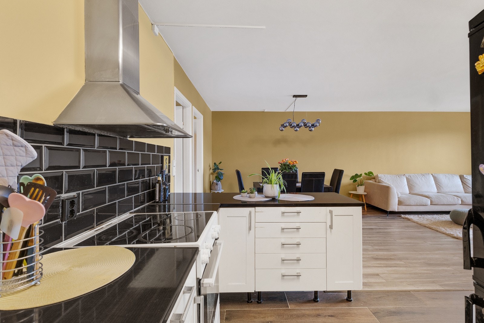 God skapplass i både over - og underskap på kjøkkenet. Galleribilde