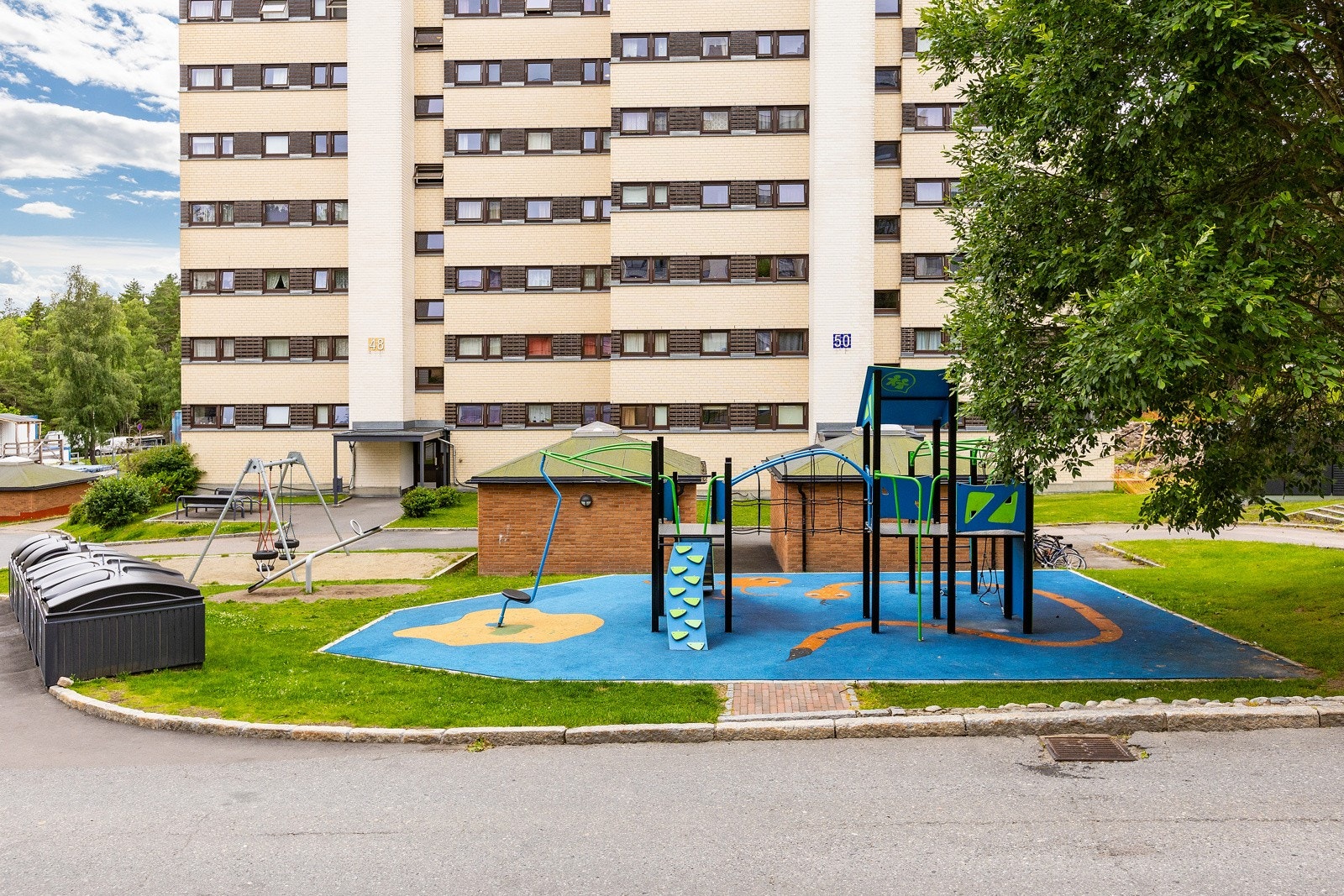 Bygget er fra 1971 og har flere flotte fellesarealer for store og små. Galleribilde