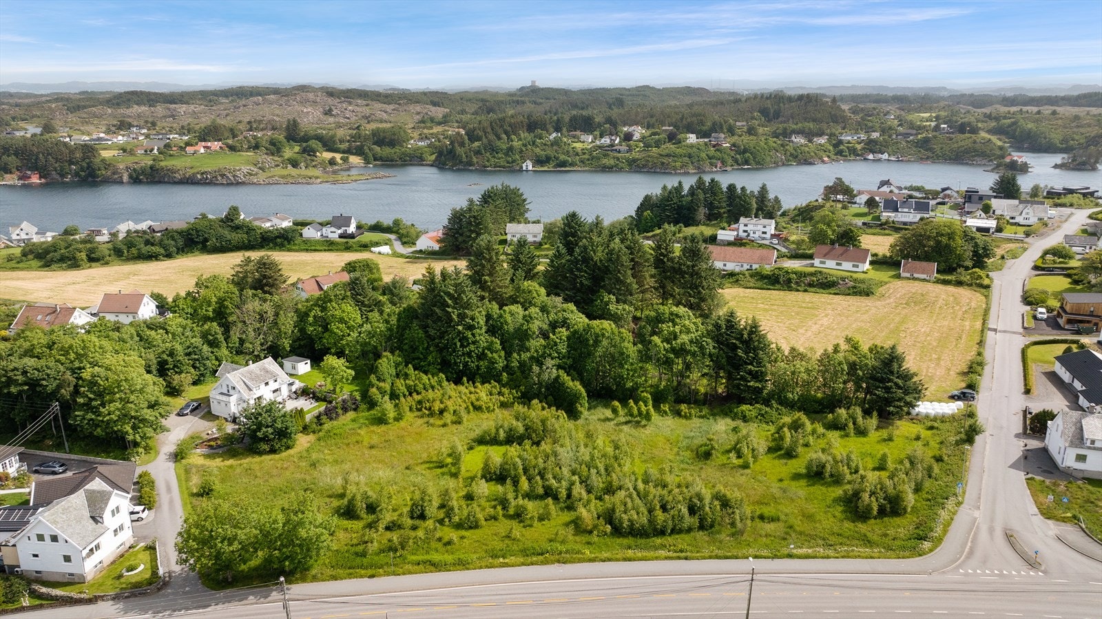 Tomtene har en attraktiv og sentral beliggenhet med kort avstand til skoler, barnehager, turområder, sentrum, idrettsanlegg og ellers alle fasiliteter Galleribilde