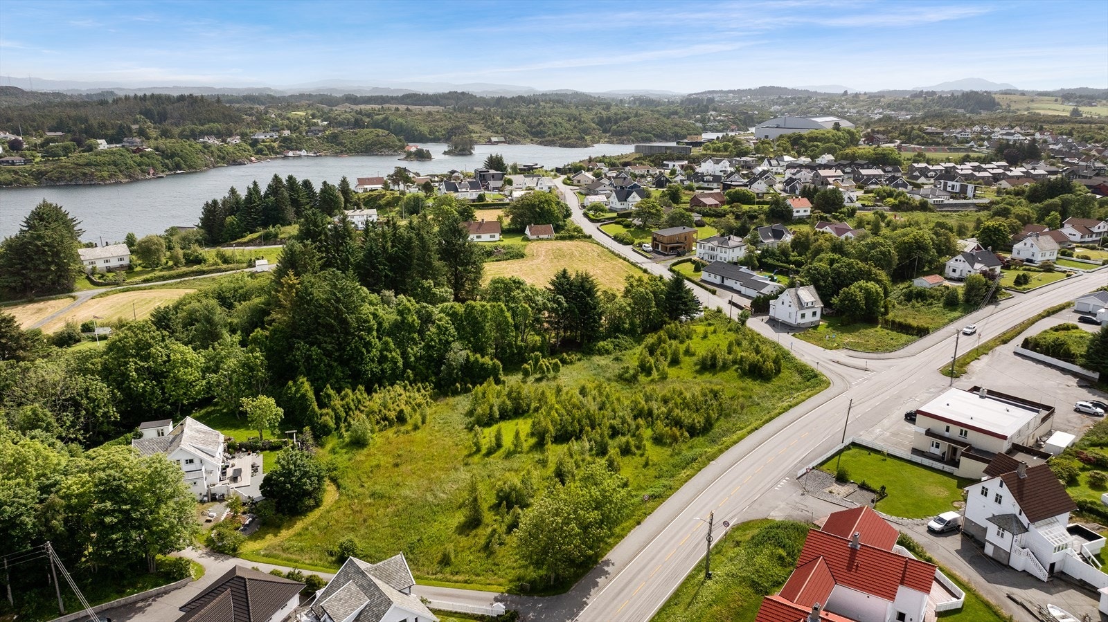 Tomtene ligger i et område hovedsakelig regulert til boligformål og offentlig friområde Galleribilde