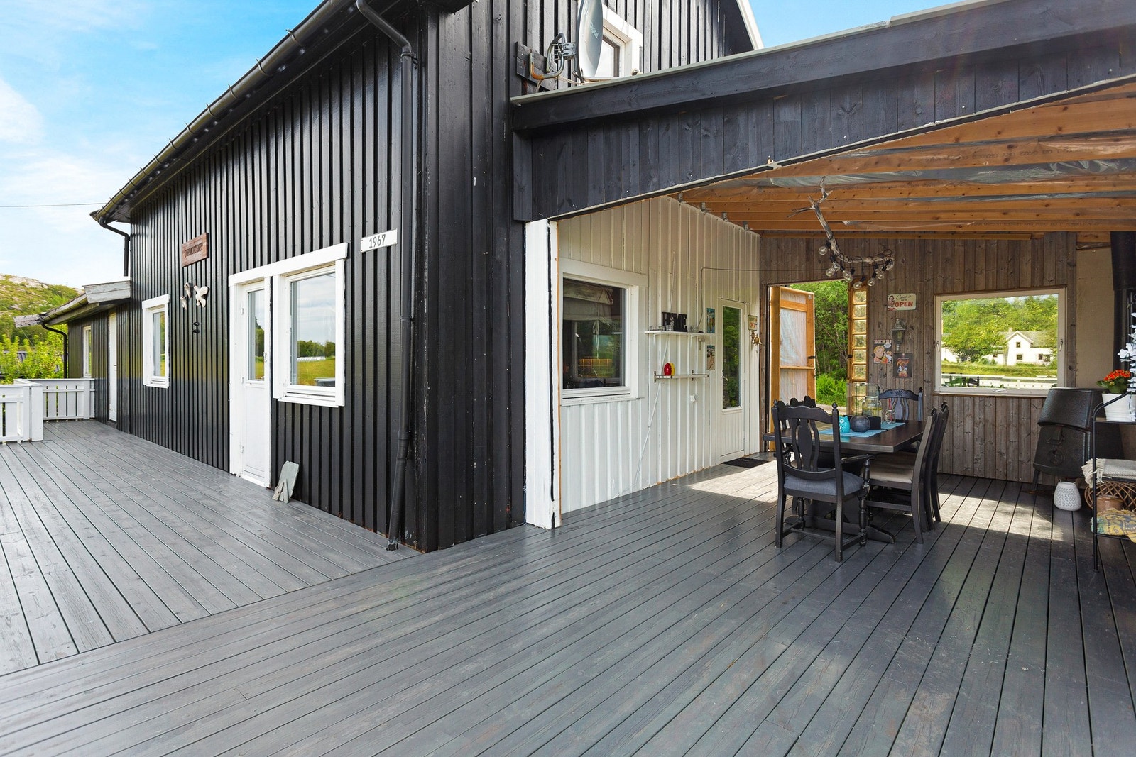 Romslig terrasse med plass til flere møbelsoner Galleribilde