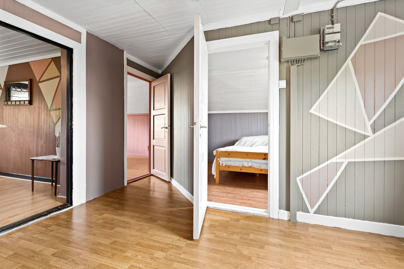 Loftet består av gang og 3 soverom Galleribilde