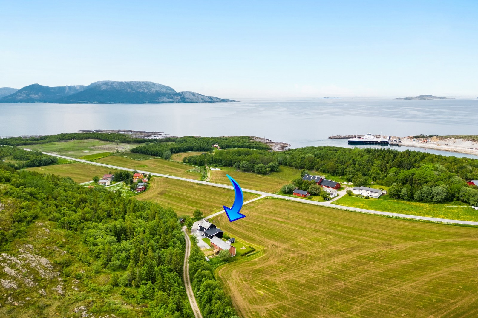 Idyllisk beliggenhet og nærhet til sjøen, skogen og fjellet Galleribilde