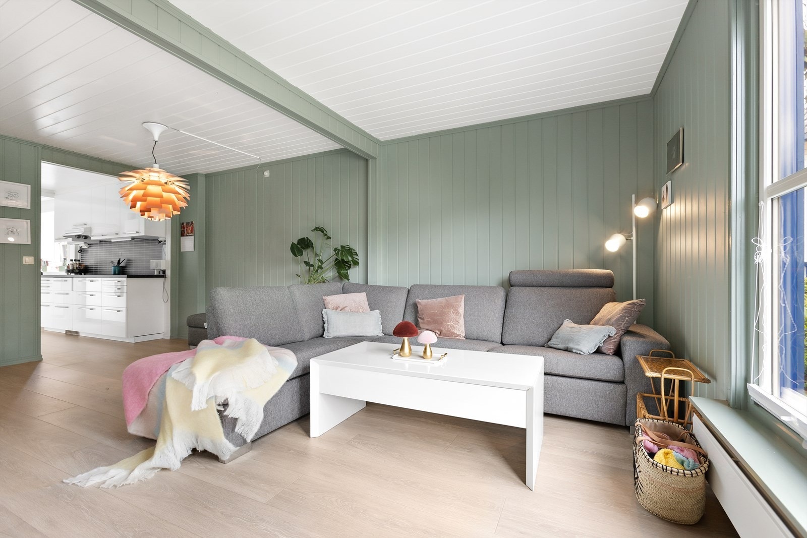 Romslig stue med god plass til sittegruppe. Galleribilde