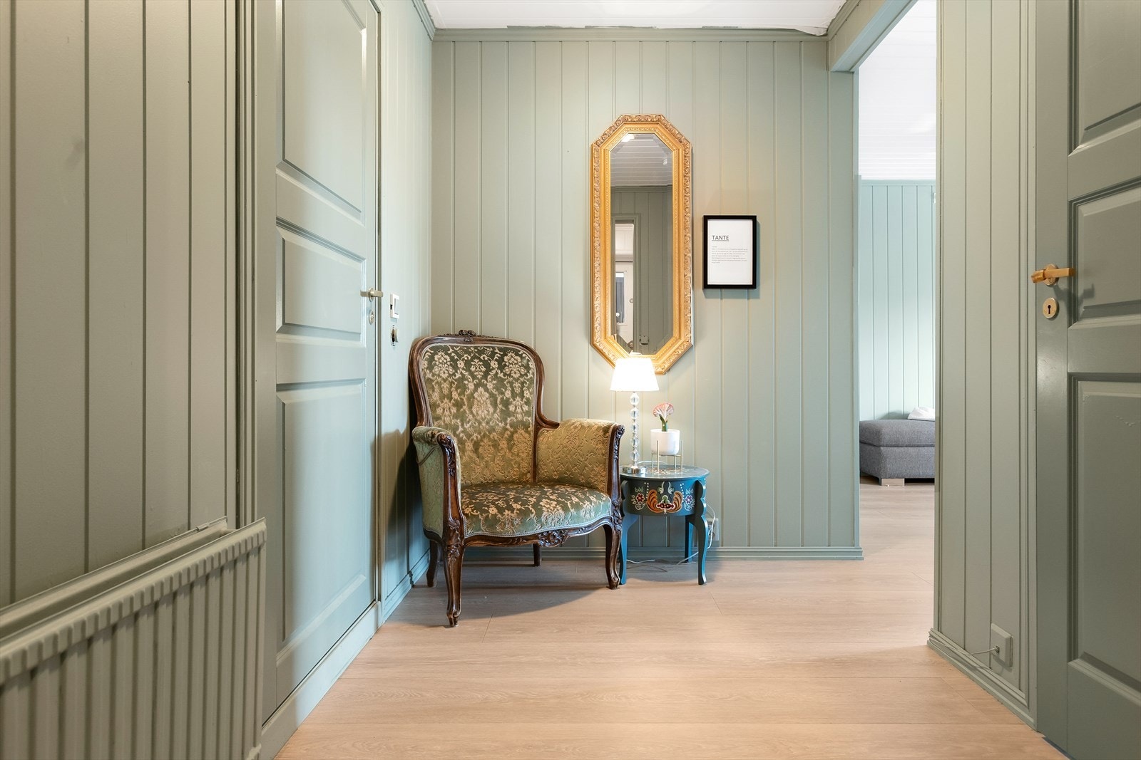 Innbydende gang med plass til oppbevaring. Galleribilde