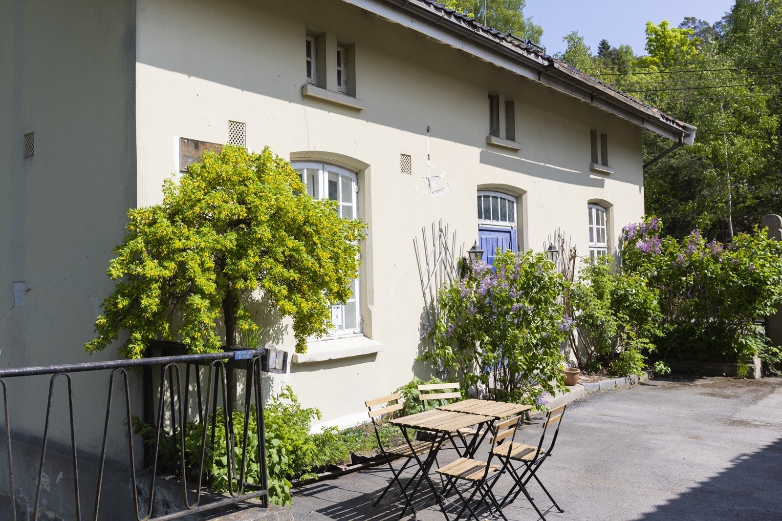 Sjarmerende uteområde med sitteplasser ved Hvervenbukta. Galleribilde